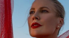 Елена Летучая в полосатом купальнике восхитила поклонников роскошной фигурой