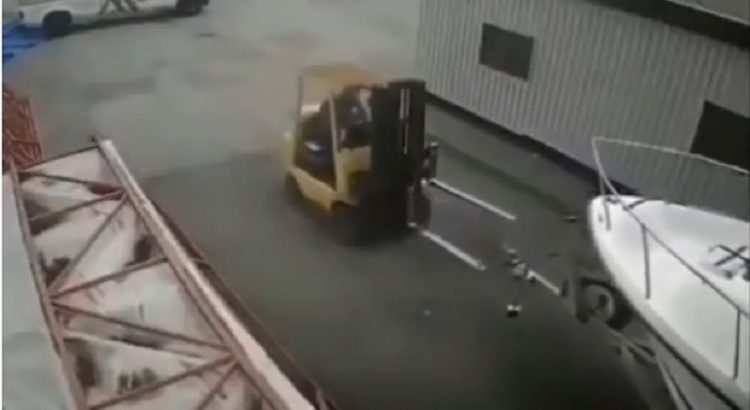 Водитель погрузчика из-за некомпетентности упустил буксируемую яхту
