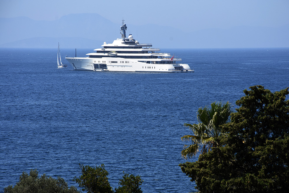 How Billionaires Spend New Year's Eve: on Superyachts in the Caribbean