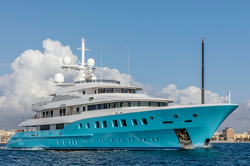 Where did the superyachts of Russian billionaires spend their New Year holidays?