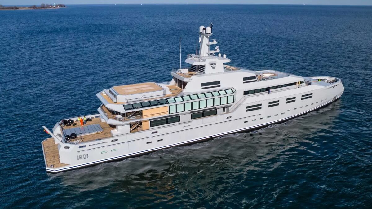 90 meter yacht tips over